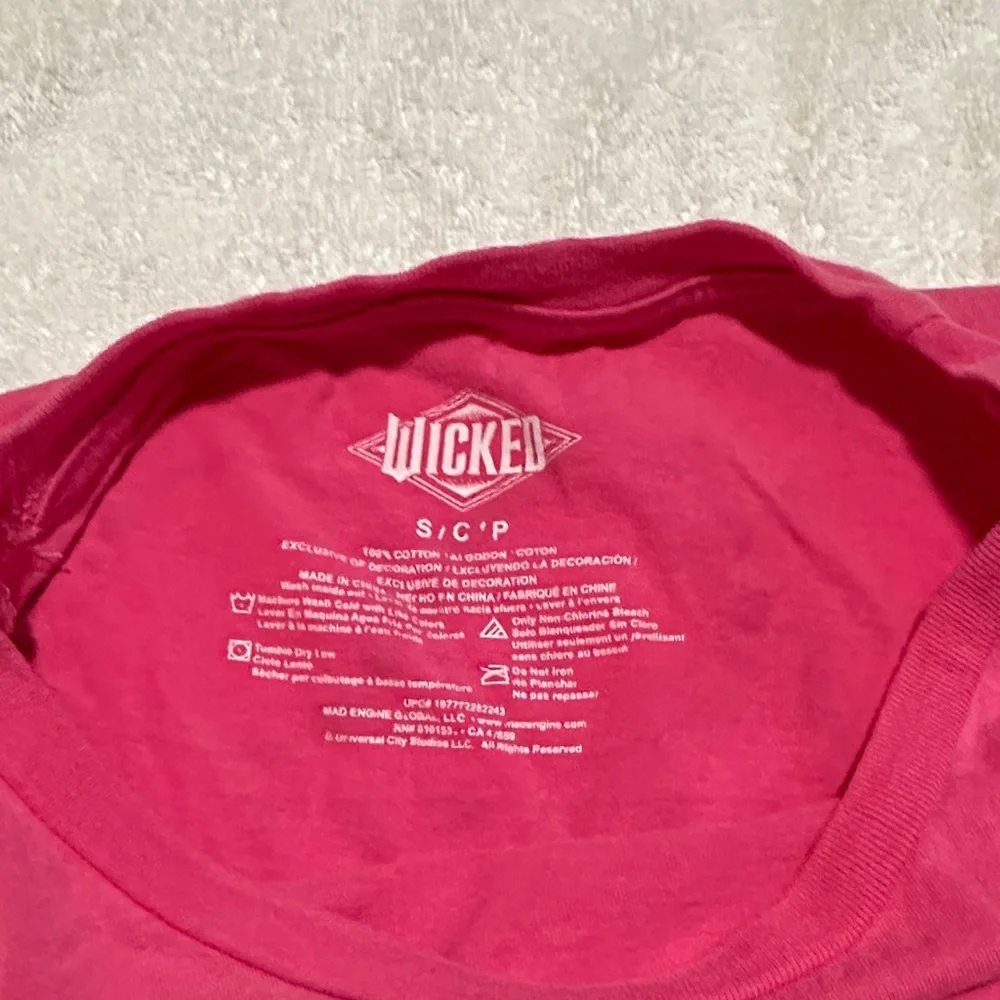 Wicked Juniors Pink Short Sleeve T-Shirt with Glinda Graphic Size Small - Picture 3 of 4